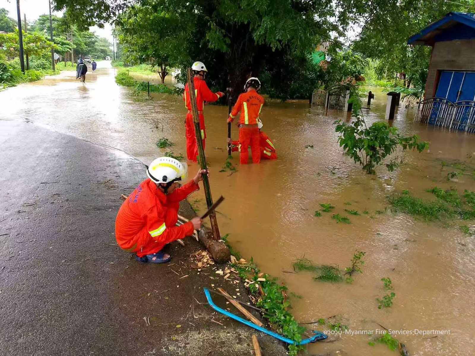 မြန်မာနိုင်ငံ မွန်ပြည်နယ်အတွင်း ရေဘေးသင့်ပြည်သူများအား ကယ်ဆယ်ရေးဆောင်ရွက်စဉ်(ဓာတ်ပုံ-Myanmar Fire Services Department)