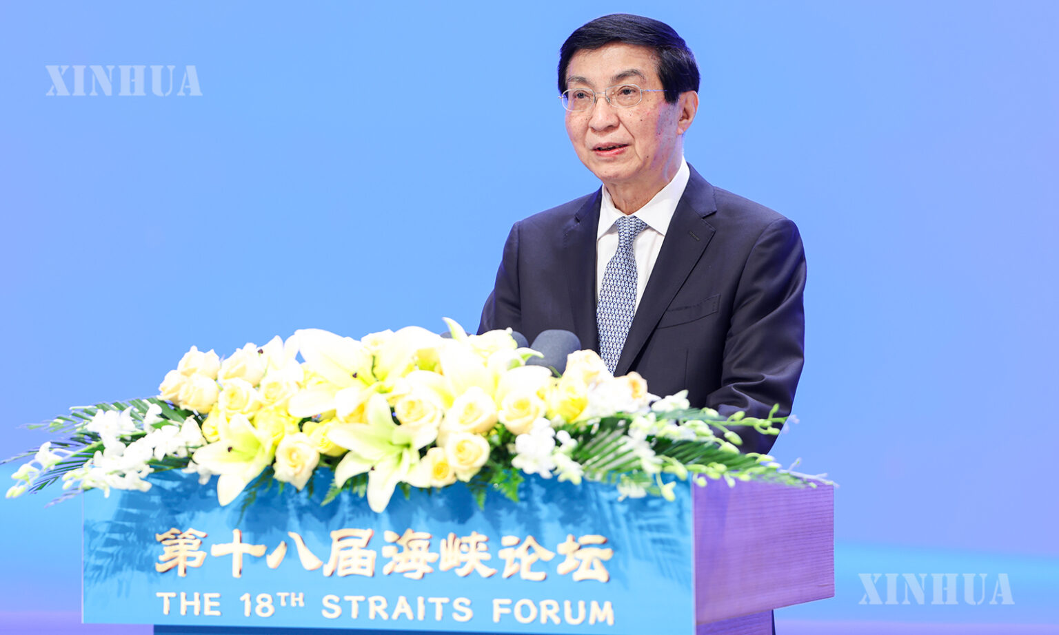 တရုတ်ကွန်မြူနစ်ပါတီ ဗဟိုကော်မတီ နိုင်ငံရေးဗျူရို အမြဲတမ်းကော်မတီဝင်၊ တရုတ်ပြည်သူ့ နိုင်ငံရေးအတိုင်ပင်ခံကွန်ဖရင့် ပြည်လုံးဆိုင်ရာကော်မတီ ဥက္ကဋ္ဌ ဝမ်ဟုနင် တရုတ်နိုင်ငံ အရှေ့တောင်ပိုင်း ဖူကျန့်ပြည်နယ် ရှမန်မြို့တွင် ကျင်းပသည့် ၁၈ ကြိမ်မြောက် ရေလက်ကြားဖိုရမ်၌ အမှာစကားပြောကြားနေပုံကို ၂၀၂၆ ခုနှစ် ဇွန် ၁၃ ရက်က 
တွေ့ရစဉ် (ဆင်ဟွာ)