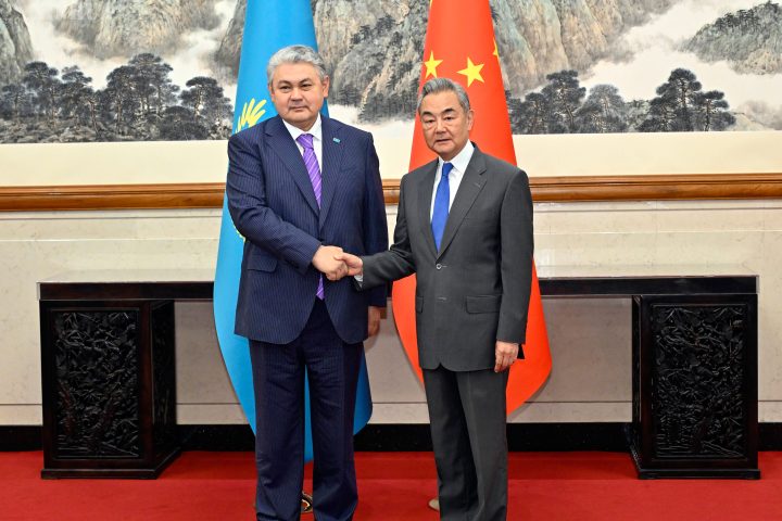 ဝမ်ရိနှင့် ကာဇက်စတန်နိုင်ငံခြားရေးဝန်ကြီး Yermek Kosherbayev တွေ့ဆုံဆွေးနွေး