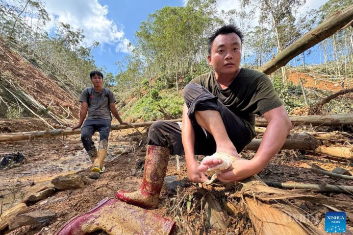 ၁၉၉၀ ပြည့်လွန်နှစ်ဖွားများက တရုတ်နိုင်ငံရှိ ရေဘေးသင့် ကွမ်ရှီးဒေသ ကျန့်လုန်မြို့နယ်တွင် အကူအညီပေးရေးအဖွဲ့များကို လမ်းပြပေး