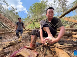 ၁၉၉၀ ပြည့်လွန်နှစ်ဖွားများက တရုတ်နိုင်ငံရှိ ရေဘေးသင့် ကွမ်ရှီးဒေသ ကျန့်လုန်မြို့နယ်တွင် အကူအညီပေးရေးအဖွဲ့များကို လမ်းပြပေး