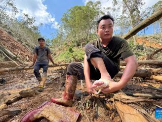 ၁၉၉၀ ပြည့်လွန်နှစ်ဖွားများက တရုတ်နိုင်ငံရှိ ရေဘေးသင့် ကွမ်ရှီးဒေသ ကျန့်လုန်မြို့နယ်တွင် အကူအညီပေးရေးအဖွဲ့များကို လမ်းပြပေး