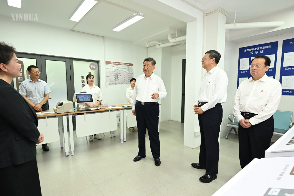 တရုတ်ကွန်မြူနစ်ပါတီ (CPC) ဗဟိုကော်မတီ အထွေထွေအတွင်းရေးမှူးချုပ်၊ တရုတ်နိုင်ငံ သမ္မတနှင့် ဗဟိုစစ်ကော်မရှင် ဥက္ကဋ္ဌ ရှီကျင့်ဖိန်က နိုင်ငံ အရှေ့ပိုင်း ရှန်ဟိုင်းမြို့ ဟွမ်ဖူခရိုင်ရှိ ဒေသခံလူမှုအသိုင်းအဝိုင်း ဝန်ဆောင်မှုစင်တာ ဝန်ထမ်းများနှင့် စကားပြောဆိုနေသည်ကို ၂၀၂၆ ခုနှစ် ဇူလိုင် ၁၅ ရက်က တွေ့ရစဉ် (ဆင်ဟွာ)