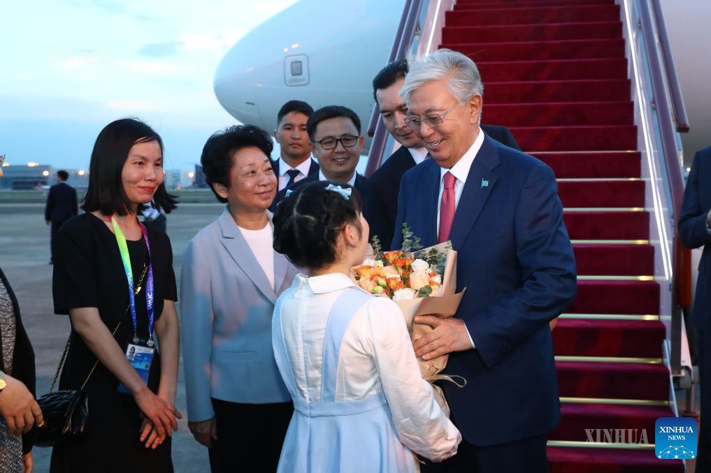 ၂၀၂၆ ခုနှစ် ကမ္ဘာ့ဉာဏ်ရည်တုညီလာခံ တက်ရောက်ရန် တရုတ်နိုင်ငံ အရှေ့ပိုင်း ရှန်ဟိုင်းမြို့သို့ ရောက်ရှိလာသည့် ကာဇက်စတန်နိုင်ငံ သမ္မတ Kassym-Jomart Tokayev ကို ၂၀၂၆ ခုနှစ် ဇူလိုင် ၁၅ ရက်က တွေ့ရစဉ် (ဆင်ဟွာ)