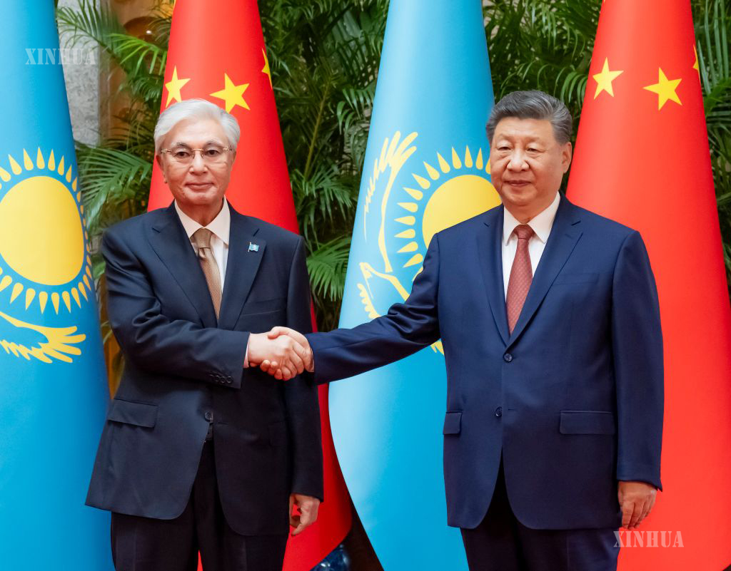 တရုတ်နိုင်ငံ သမ္မတ ရှီကျင့်ဖိန်က ၂၀၂၆ ခုနှစ် ကမ္ဘာ့ဉာဏ်ရည်တု ညီလာခံနှင့် ဉာဏ်ရည်တုကဏ္ဍ ကမ္ဘာလုံးဆိုင်ရာစီမံခန့်ခွဲမှု အဆင့်မြင့်အစည်းအဝေး တက်ရောက်ရန် တရုတ်နိုင်ငံသို့ ရောက်ရှိနေသော ကာဇက်စတန်နိုင်ငံ သမ္မတ ကက်ဆင်-ဂျိုမတ် တိုကာယက်ဗ်နှင့် ရှန်ဟိုင်းမြို့၌ ၂၀၂၆ ခုနှစ် ဇူလိုင် ၁၆ ရက်က တွေ့ဆုံစဉ် (ဆင်ဟွာ)