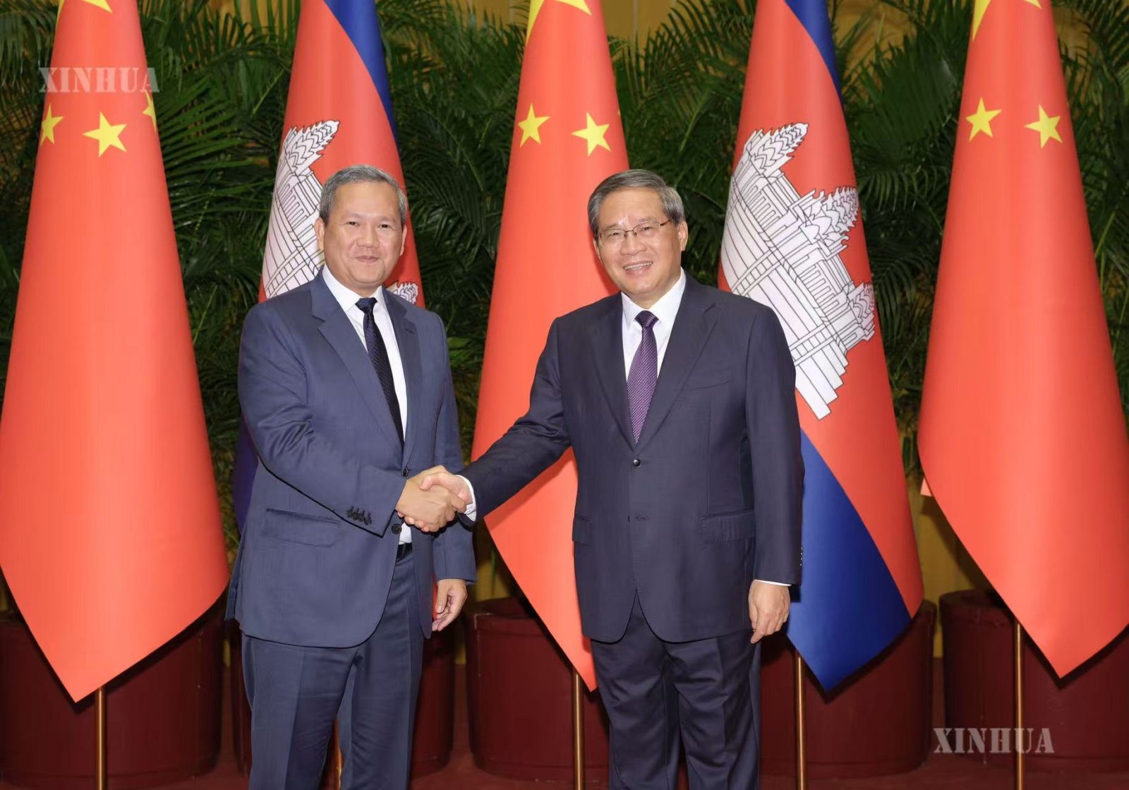တရုတ်နိုင်ငံ နိုင်ငံတော်ကောင်စီ ဝန်ကြီးချုပ် လီချန်နှင့် ၂၀၂၆ ခုနှစ် ကမ္ဘာ့ ဉာဏ်ရည်တု ညီလာခံနှင့် ဉာဏ်ရည်တုကဏ္ဍ ကမ္ဘာလုံးဆိုင်ရာစီမံခန့်ခွဲမှု အဆင့်မြင့် အစည်းအဝေး တက်ရောက်ကာ အလုပ်သဘောခရီးစဉ်အဖြစ် တရုတ်နိုင်ငံသို့ လာရောက်သော ကမ္ဘောဒီးယားနိုင်ငံ ဝန်ကြီးချုပ် ဟွန်မန်နက်တို့ ၂၀၂၆ ခုနှစ် ဇူလိုင် ၁၆ ရက် နံနက်ပိုင်းတွင် တရုတ်နိုင်ငံ ပေကျင်းမြို့ ပြည်သူ့ခန်းမဆောင်၌ တွေ့ဆုံဆွေးနွေးစဉ် (ဆင်ဟွာ)