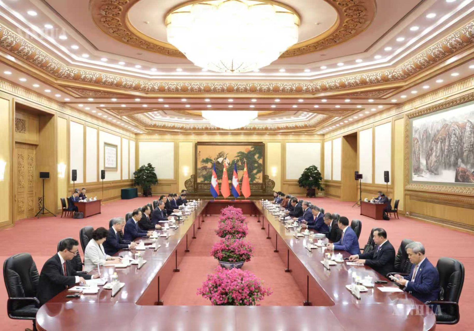 တရုတ်နိုင်ငံ နိုင်ငံတော်ကောင်စီ ဝန်ကြီးချုပ် လီချန်နှင့် ၂၀၂၆ ခုနှစ် ကမ္ဘာ့ ဉာဏ်ရည်တု ညီလာခံနှင့် ဉာဏ်ရည်တုကဏ္ဍ ကမ္ဘာလုံးဆိုင်ရာစီမံခန့်ခွဲမှု အဆင့်မြင့် အစည်းအဝေး တက်ရောက်ကာ အလုပ်သဘောခရီးစဉ်အဖြစ် တရုတ်နိုင်ငံသို့ လာရောက်သည့် ကမ္ဘောဒီးယားနိုင်ငံ ဝန်ကြီးချုပ် ဟွန်မန်နက်တို့ ၂၀၂၆ ခုနှစ် ဇူလိုင် ၁၆ ရက် နံနက်ပိုင်းတွင် တရုတ်နိုင်ငံ ပေကျင်းမြို့ ပြည်သူ့ခန်းမဆောင်၌ တွေ့ဆုံဆွေးနွေးစဉ် (ဆင်ဟွာ)
