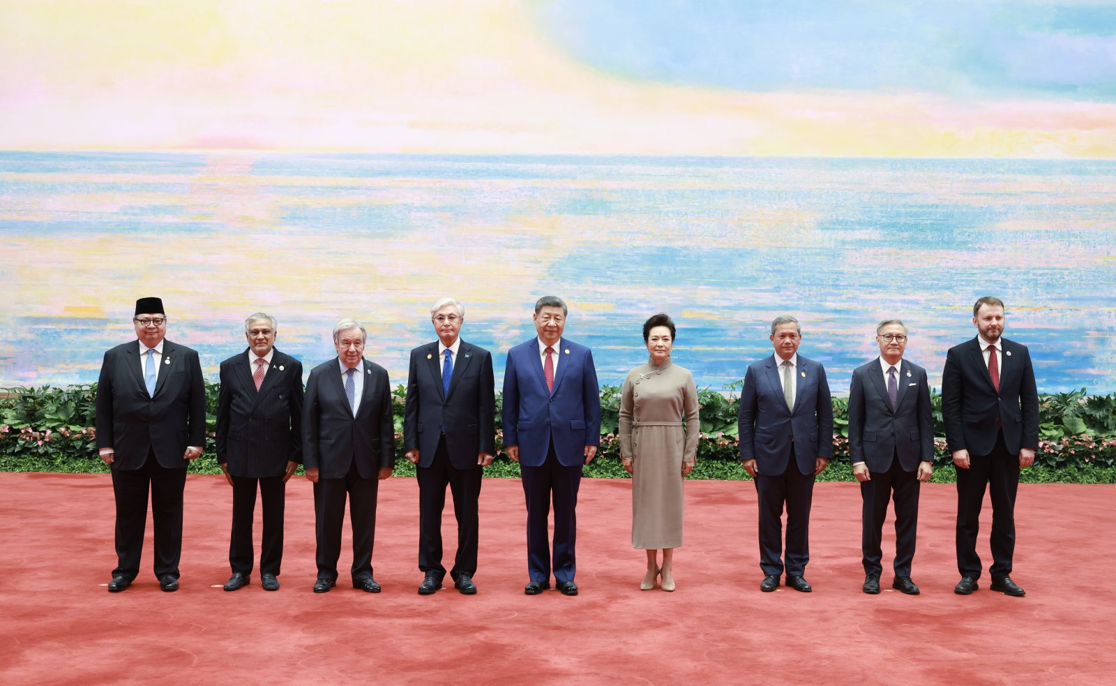 တရုတ်နိုင်ငံ ရှန်ဟိုင်းမြို့ ကမ္ဘာ့ဧည့်ခန်းမတွင် ရှီကျင့်ဖိန်နှင့် ဇနီးဖြစ်သူ ဖုန်လိယွမ်တို့က ၂၀၂၆ ခုနှစ် ကမ္ဘာ့ ဉာဏ်ရည်တု ညီလာခံနှင့် ဉာဏ်ရည်တုကဏ္ဍ ကမ္ဘာလုံးဆိုင်ရာစီမံခန့်ခွဲမှု အဆင့်မြင့် အစည်းအဝေးဖွင့်ပွဲအခမ်းအနားသို့ တက်ရောက်လာကြသော နိုင်ငံတကာ ဧည့်သည်တော်များအတွက် ကြိုဆိုပွဲအခမ်းအနား ကျင်းပပေးသည်ကို ဇူလိုင် ၁၆ ရက် ညပိုင်းက တွေ့ရစဉ် (ဆင်ဟွာ)