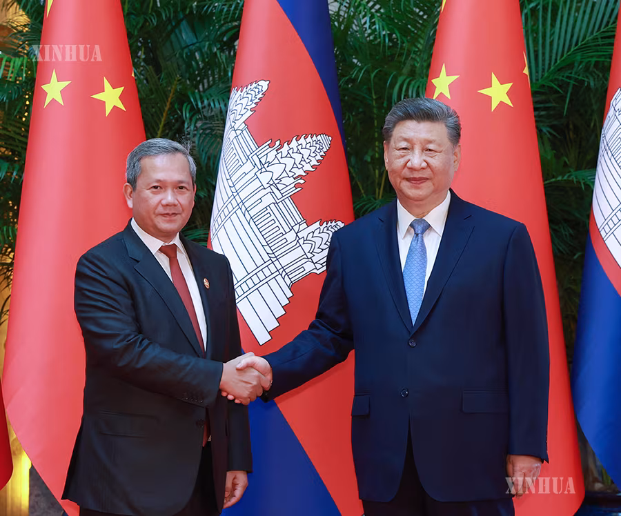 တရုတ်နိုင်ငံ သမ္မတ ရှီကျင့်ဖိန်နှင့် ၂၀၂၆ ခုနှစ် ကမ္ဘာ့ ဉာဏ်ရည်တု ညီလာခံနှင့် ဉာဏ်ရည်တုကဏ္ဍ ကမ္ဘာလုံးဆိုင်ရာစီမံခန့်ခွဲမှု အဆင့်မြင့် အစည်းအဝေးဖွင့်ပွဲအခမ်းအနားသို့ တက်ရောက်၍ အလုပ်သဘော ခရီးစဉ်အဖြစ် တရုတ်နိုင်ငံသို့ ရောက်ရှိနေသည့် ကမ္ဘောဒီးယား ဝန်ကြီးချုပ် ဟွန်မန်နက်တို့ ၂၀၂၆ ခုနှစ် ဇူလိုင် ၁၇ ရက် ညနေပိုင်းက တရုတ်နိုင်ငံ ရှန်ဟိုင်းမြို့ ရှီးကျောင်း နိုင်ငံတော်ဧည့်ဂေဟာတွင် တွေ့ဆုံဆွေးနွေးစဉ် (ဆင်ဟွာ)