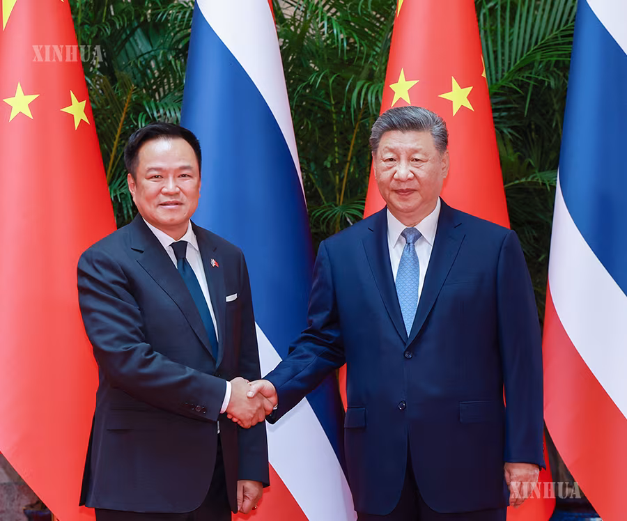 တရုတ်နိုင်ငံ သမ္မတ ရှီကျင့်ဖိန်နှင့် ၂၀၂၆ ခုနှစ် ကမ္ဘာ့ဉာဏ်ရည်တု ညီလာခံနှင့် ဉာဏ်ရည်တုကဏ္ဍ ကမ္ဘာလုံးဆိုင်ရာ စီမံခန့်ခွဲမှု အဆင့်မြင့်အစည်းအဝေး တက်ရောက်ကာ တရားဝင်ခရီးစဉ်အဖြစ် တရုတ်နိုင်ငံသို့ လာရောက်သည့် ထိုင်းနိုင်ငံ ဝန်ကြီးချုပ် အနူတင်တို့ ၂၀၂၆ ခုနှစ် ဇူလိုင် ၁၇ ရက် ညနေပိုင်းတွင် တရုတ်နိုင်ငံ ရှန်ဟိုင်းမြို့ ရှီးကျောင်းနိုင်ငံတော်ဧည့်ဂေဟာ၌ တွေ့ဆုံစဉ် (ဆင်ဟွာ)