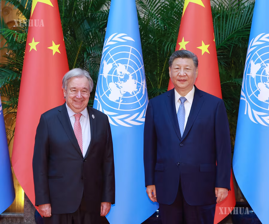 တရုတ်နိုင်ငံ သမ္မတ ရှီကျင့်ဖိန်နှင့် ၂၀၂၆ ခုနှစ် ကမ္ဘာ့ ဉာဏ်ရည်တု ညီလာခံနှင့် ဉာဏ်ရည်တုကဏ္ဍ ကမ္ဘာလုံးဆိုင်ရာစီမံခန့်ခွဲမှု အဆင့်မြင့် အစည်းအဝေး တက်ရောက်ရန် တရုတ်နိုင်ငံသို့ ရောက်ရှိလာသော ကုလသမဂ္ဂ အထွေထွေအတွင်းရေးမှူးချုပ် ဂူတာရက်စ် တို့ ၂၀၂၆ ခုနှစ် ဇူလိုင် ၁၇ ရက် ညနေပိုင်းက ရှန်ဟိုင်းမြို့ ရှီးကျောင်းနိုင်ငံတော်ဧည့်ဂေဟာတွင် တွေ့ဆုံဆွေးနွေးနေသည်ကို တွေ့ရစဉ် (ဆင်ဟွာ)