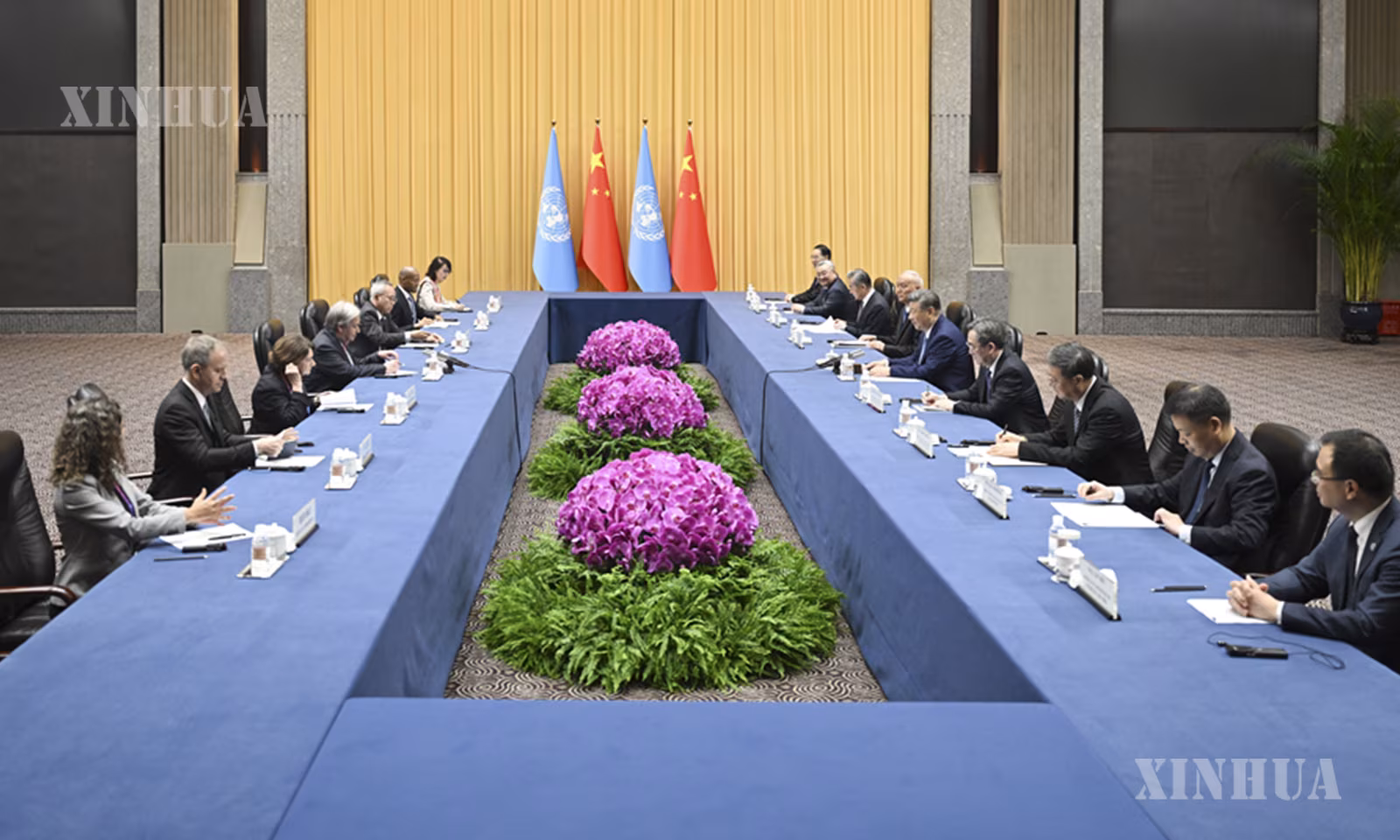 တရုတ်နိုင်ငံ သမ္မတ ရှီကျင့်ဖိန်နှင့် ၂၀၂၆ ခုနှစ် ကမ္ဘာ့ ဉာဏ်ရည်တု ညီလာခံနှင့် ဉာဏ်ရည်တုကဏ္ဍ ကမ္ဘာလုံးဆိုင်ရာစီမံခန့်ခွဲမှု အဆင့်မြင့် အစည်းအဝေး တက်ရောက်ရန် တရုတ်နိုင်ငံသို့ ရောက်ရှိလာသော ကုလသမဂ္ဂ အထွေထွေအတွင်းရေးမှူးချုပ် ဂူတာရက်စ် တို့ ၂၀၂၆ ခုနှစ် ဇူလိုင် ၁၇ ရက် ညနေပိုင်းက ရှန်ဟိုင်းမြို့ ရှီးကျောင်းနိုင်ငံတော်ဧည့်ဂေဟာတွင် တွေ့ဆုံဆွေးနွေးနေသည်ကို တွေ့ရစဉ် (ဆင်ဟွာ)