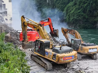 ရှီကျင့်ဖိန်က ချုံချင့်မြို့ ဖုန်ဆွေခရိုင်တွင် တောင်ပြိုမှုနှင့်စပ်လျဉ်း၍ အရေးကြီးလမ်းညွှန်ချက်ပေး၊ လီချန် ညွှန်ကြားချက် ထုတ်ပြန်