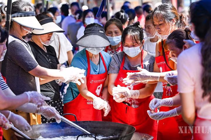 သေးငယ်သော အလင်းတန်းလေးများမှ နွေးထွေးသည့်ရေစီးကြောင်းအဖြစ် စုစည်းလာ၊ မေတ္တာ၏အင်အားများက ချုံချင့် ဖုန်ဆွေခရိုင် မြေပြိုမှုဘေးဒဏ်သင့် ကယ်ဆယ်ရေးနေရာကို နွေးထွေးစေ