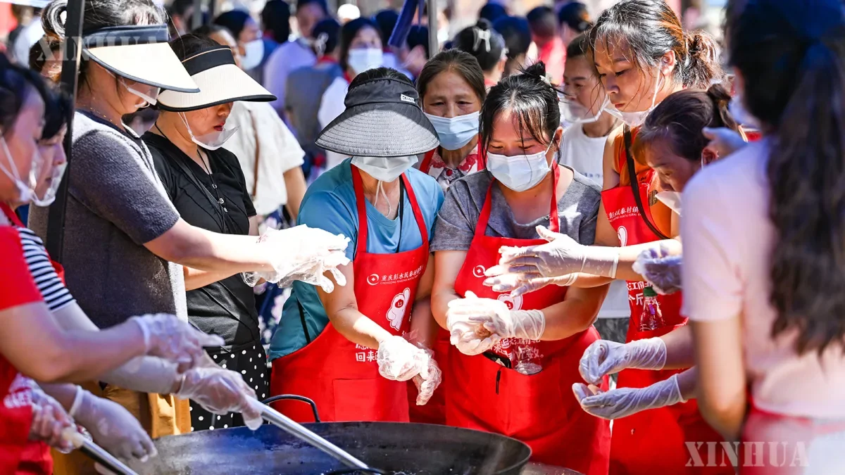 တရုတ်နိုင်ငံ ချုံချင့်မြို့ ဖုန်ဆွေခရိုင် မြေပြိုမှုဘေးသင့် ကယ်ဆယ်ရေးနေရာအနီးတစ်နေရာရှိ “မေတ္တာ စားဖိုဆောင်” တွင် နေ့လယ်စာချက်ပြုတ်နေသော ပရဟိတဝန်ထမ်းများကို ၂၀၂၆ ခုနှစ် ဇူလိုင် ၁၉ ရက်က တွေ့ရစဉ် (ဆင်ဟွာ)