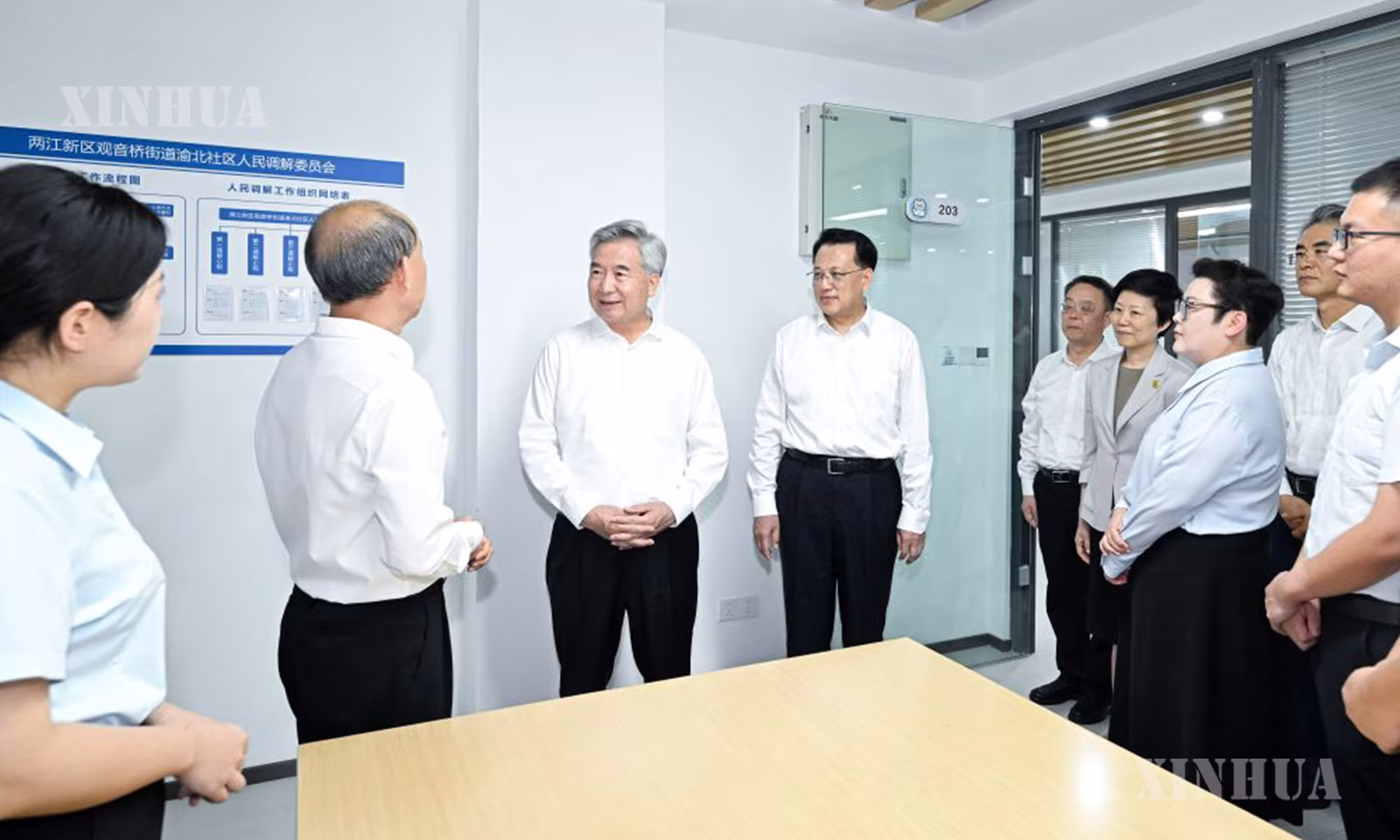 တရုတ်ကွန်မြူနစ်ပါတီ (CPC) ဗဟိုကော်မတီ နိုင်ငံရေးဗျူရို အမြဲတမ်းကော်မတီဝင် ၊ တရုတ်ကွန်မြူနစ်ပါတီ စည်းကမ်းကြပ်မတ်စစ်ဆေးရေး ဗဟိုကော်မရှင် အတွင်းရေးမှူး လီရှီး တရုတ်နိုင်ငံ အနောက်တောင်ပိုင်း ချုံချင့်မြို့ရှိ ဒေသခံ ရပ်ရွာလူထုထံ သွားရောက်ကာ သက်ဆိုင်ရာတာဝန်ရှိသူများ၊ ဒေသခံများနှင့် တွေ့ဆုံခဲ့ပြီး ပါတီ၏ စီမံဆောင်ရွက်မှု ပိုမိုကောင်းမွန်ပြည့်စုံရေး၊ ပါတီစည်းမျဉ်းစည်းကမ်းများကို ထိန်းသိမ်းကြပ်မတ်ရေး၊ အဂတိလိုက်စားမှု တိုက်ဖျက်ရေးနှင့် စပ်လျဉ်း၍ အကြံပြုတင်ပြချက်များအား နားထောင်နေပုံကို ၂၀၂၆ ခုနှစ် ဇူလိုင် ၁၅ ရက်က တွေ့ရစဉ် (ဆင်ဟွာ)