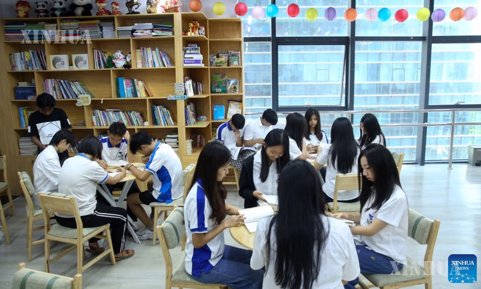 မြန်မာနိုင်ငံ ရန်ကုန်မြို့တွင် Bowen တရုတ်စာသင်ကျောင်း၌ ရွေ့လျားစာကြည့်တိုက် ဖွင့်လှစ်ခြင်းအခမ်းအနား တက်ရောက်လာသော ကျောင်းသား၊ ကျောင်းသူများအား ၂၀၂၆ ခုနှစ် ဇူလိုင် ၁၈ ရက်က တွေ့ရစဉ် (ဆင်ဟွာ)