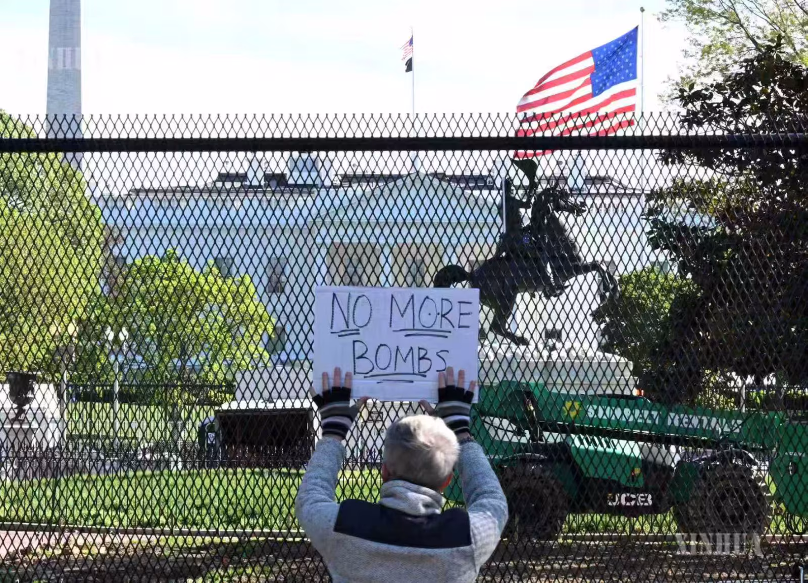 အမေရိကန်နိုင်ငံ မြို့တော် ဝါရှင်တန်ရှိ အိမ်ဖြူတော်ရှေ့တွင် ဆိုင်းဘုတ်စာတမ်းကိုင်ဆောင်ထားသော ဆန္ဒပြသူတစ်ဦးအား ၂၀၂၆ ခုနှစ် ဧပြီ ၇ ရက်က တွေ့ရစဉ် (ဆင်ဟွာ)