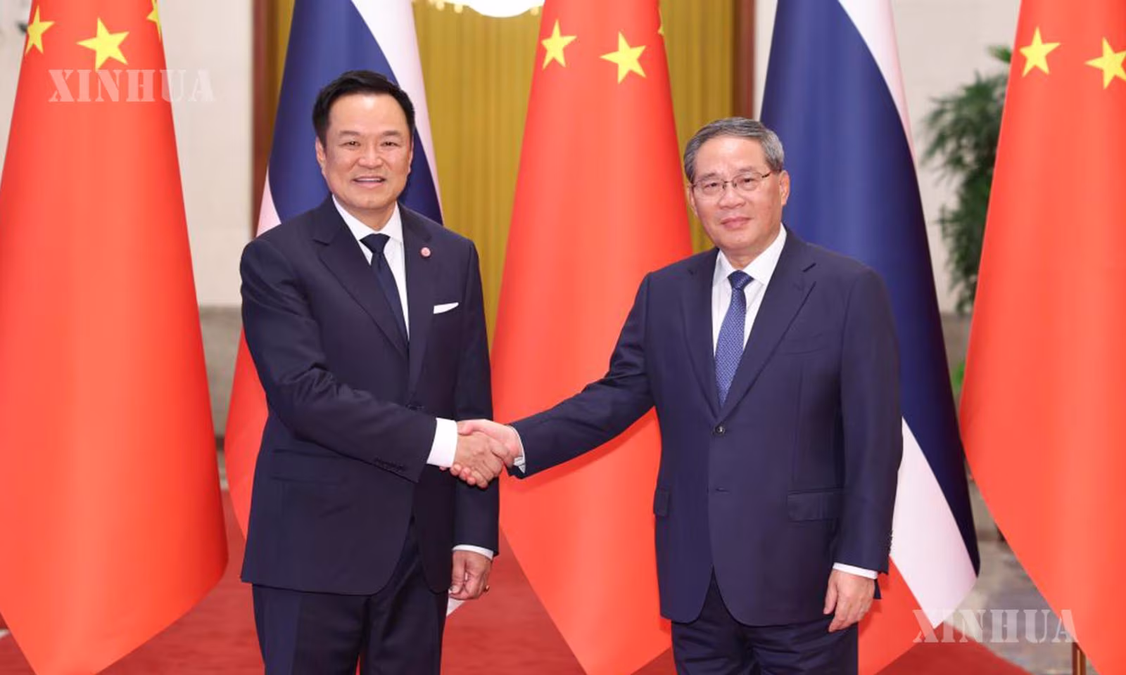 တရုတ်နိုင်ငံ ဝန်ကြီးချုပ် လီချန်နှင့် တရုတ်နိုင်ငံသို့ တရားဝင်ခရီးစဉ် ရောက်ရှိနေသည့် ထိုင်းနိုင်ငံ ဝန်ကြီးချုပ် အနူတင် ချန်ဗီရာကူးလ်တို့ ပေကျင်းမြို့ရှိ ပြည်သူ့ခန်းမဆောင်၌ ၂၀၂၆ ခုနှစ် ဇူလိုင် ၂၀ ရက်က တွေ့ဆုံဆွေးနွေးစဉ် (ဆင်ဟွာ)