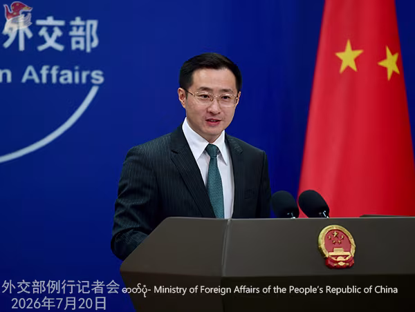 တရုတ်နိုင်ငံခြားရေးဝန်ကြီးဌာန ပြောရေးဆိုခွင့်ရှိသူ လျင်ကျန့်အား ၂၀၂၆ ခုနှစ် ဇူလိုင် ၂၀ ရက်တွင် ကျင်းပသော ပုံမှန်သတင်းစာရှင်းလင်းပွဲ၌ တွေ့ရစဉ် (ဓာတ်ပုံ- Ministry of Foreign Affairs of the People’s Republic of China)