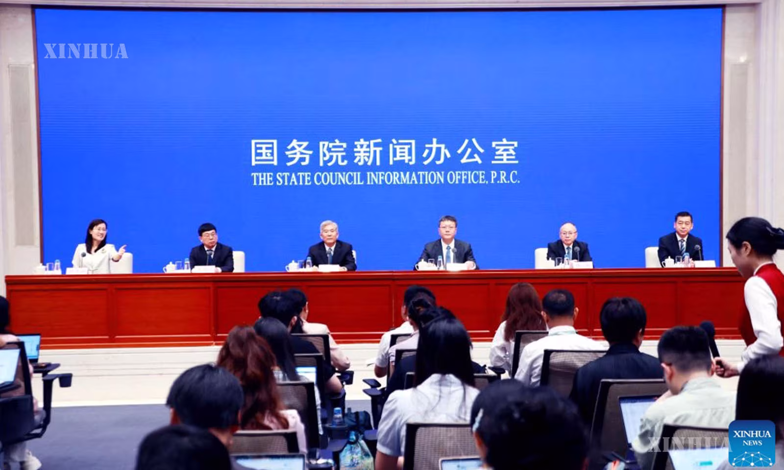 တရုတ်နိုင်ငံ မြို့တော်ပေကျင်းတွင် နိုင်ငံတော်ကောင်စီပြန်ကြာရေးရုံး (SCIO) က ခိုင်မာအားကောင်းသော ပို့ဆောင်ရေးစနစ် တည်ဆောက်မှုအရှိန်မြှင့်တင်‌ရေး၊ ဘက်စုံပို့ဆောင်ရေးကွန်ရက်အား ခေတ်မီအသွင်ပြောင်းရေးနှင့်စပ်လျဉ်း၍ သတင်းစာရှင်းလင်းပွဲပြုလုပ်နေသည်ကို ၂၀၂၆ ခုနှစ် ဇူလိုင် ၂၁ ရက်က တွေ့ရစဉ် (ဆင်ဟွာ)