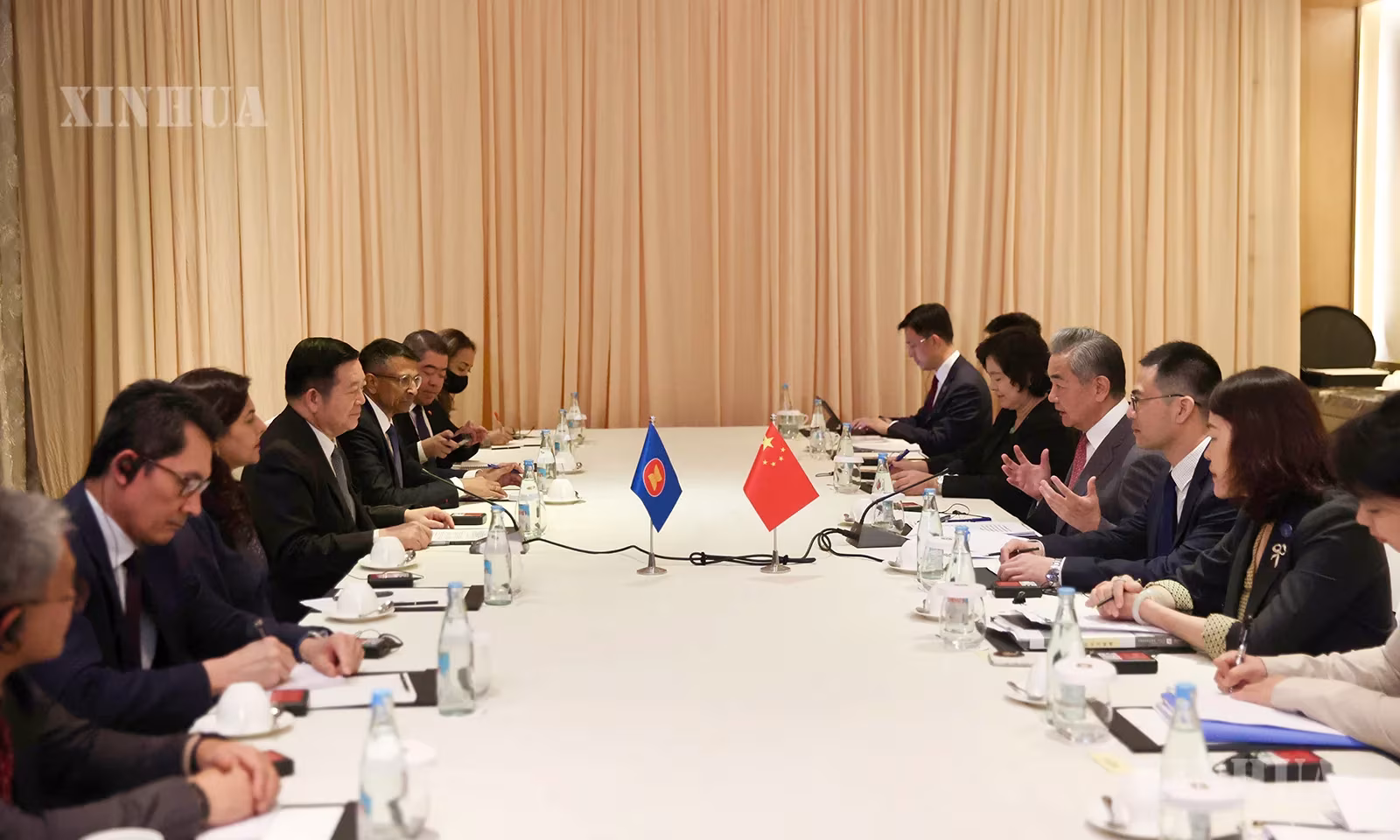 ဖိလစ်ပိုင်နိုင်ငံ မနီလာမြို့တွင် တရုတ်ကွန်မြူနစ်ပါတီ ဗဟိုကော်မတီ နိုင်ငံရေးဗျူရိုအဖွဲ့ဝင်၊ နိုင်ငံခြားရေးဝန်ကြီး ဝမ်ရိနှင့် အာဆီယံ အထွေထွေအတွင်းရေးမှူးချုပ် Kao Kim Hourn တို့ ၂၀၂၆ ခုနှစ် ဇူလိုင် ၂၁ ရက်က တွေ့ဆုံဆွေးနွေးစဉ် (ဆင်ဟွာ)