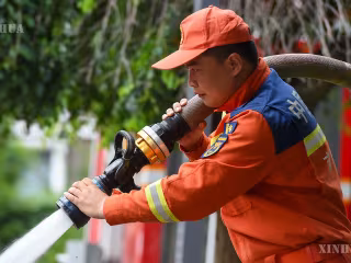 ကျီလျင်ပြည်နယ် သွန်းဟွမြို့တွင် ပုံမှန်လူနေမှုဘဝ အမြန်ဆုံး ပြန်လည်စတင်နိုင်ရန် ရွှံ့သဲနှင့် အတားအဆီးများ ဖယ်ရှားခြင်း၊ ဘေးအန္တရာယ် ဖြစ်စေနိုင်သည်များကို စစ်ဆေးရှာဖွေခြင်းတို့ကို ဘက်ပေါင်းစုံ စုပေါင်းအင်အားဖြင့် လုပ်ဆောင်လျက်ရှိ