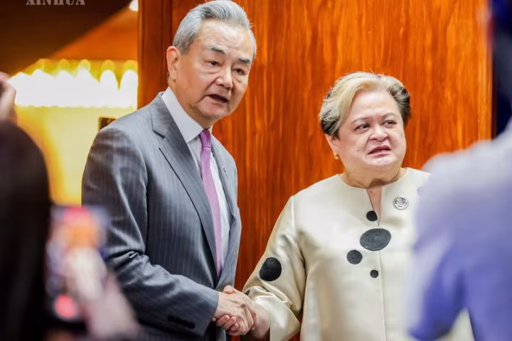 ဝမ်ရိနှင့် ဖိလစ်ပိုင်နိုင်ငံခြားရေးဝန်ကြီး Ma. Theresa Lazaro တွေ့ဆုံဆွေးနွေး