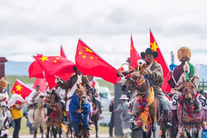 တရုတ်နိုင်ငံ ရှီးဇန့်ဒေသတွင် မြင်းစီးပြိုင်ပွဲ ကျင်းပ