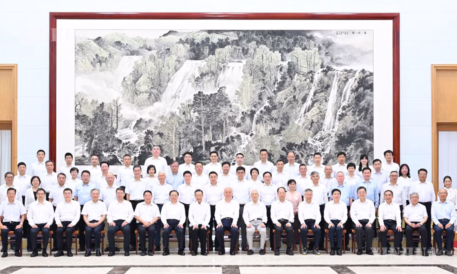 တရုတ်ကွန်မြူနစ်ပါတီ (CPC) ဗဟိုကော်မတီ နိုင်ငံရေးဗျူရို အမြဲတမ်းကော်မတီဝင်၊ CPC ဗဟိုကော်မတီအတွင်းရေးမှူးရုံး အတွင်းရေးမှူး ချိုက်ချီ တရုတ်နိုင်ငံ မြောက်ပိုင်း ဟဲပေပြည်နယ်ရှိ ပင်လယ်ကမ်းခြေ အပန်းဖြေစခန်း ပေသိုက်ဟယ်၌ နွေရာသီအားလပ်ရက် အပန်းဖြေနေသော အထင်ကရ ပညာရှင်များအား ၂၀၂၆ ခုနှစ် ဩဂုတ် ၃ ရက်က သွားရောက်တွေ့ဆုံစဉ် (ဆင်ဟွာ)