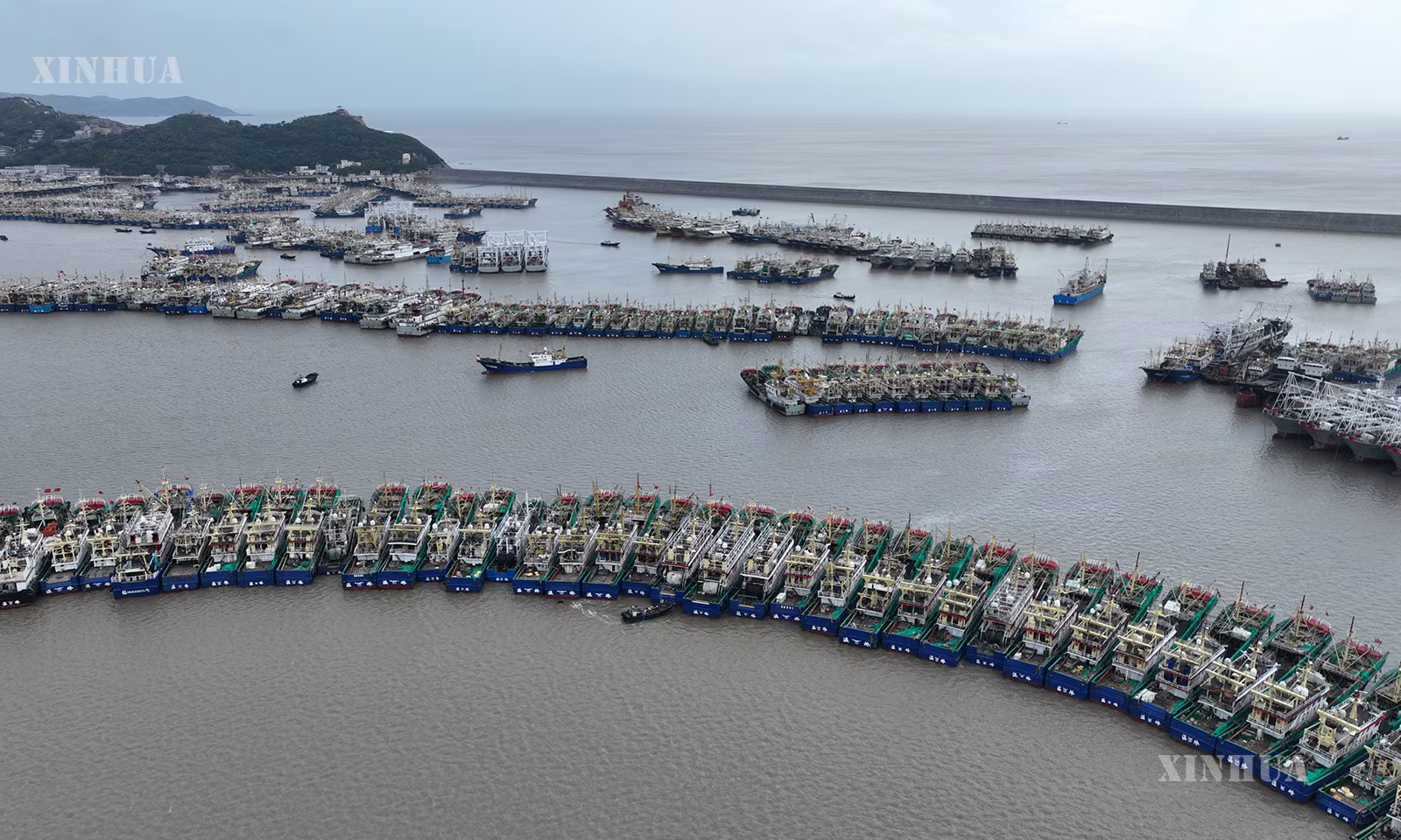 တရုတ်နိုင်ငံ ကျဲ့ကျန်းပြည်နယ် ဝန်းလျင်မြို့ ရှီထန်မြို့နယ် ရော့ဆန်း ငါးဖမ်းဆိပ်ကမ်းအတွင်း ငါးဖမ်းသင်္ဘောများ စနစ်တကျ ရပ်နားထားသည်ကို 
၂၀၂၆ ခုနှစ် ဩဂုတ် ၅ ရက်က တွေ့ရစဉ် (ဆင်ဟွာ)