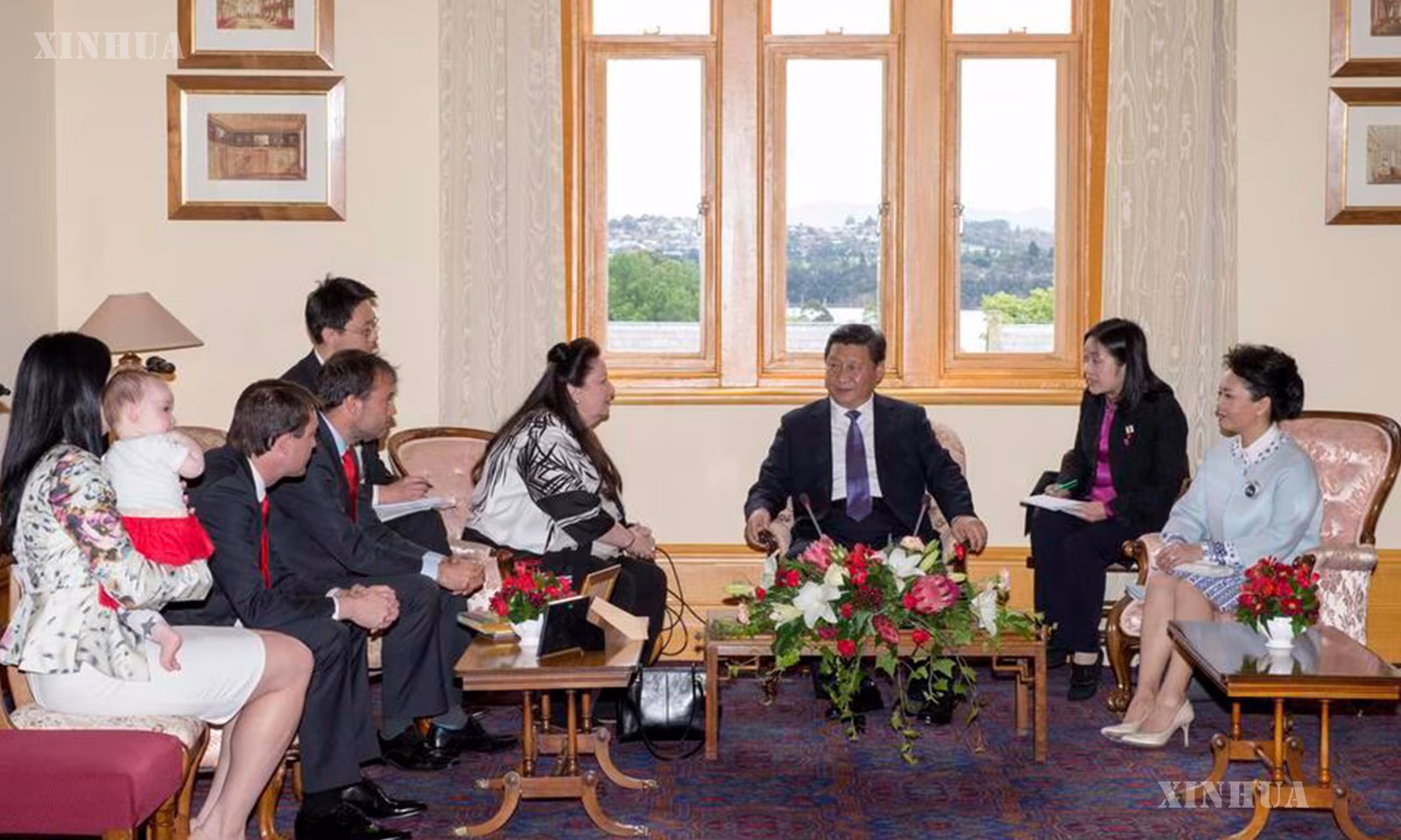တရုတ်နိုင်ငံ သမ္မတ ရှီကျင့်ဖိန် (ယာ-တတိယ) ဩစတြေးလျနိုင်ငံ တက်စ်မေးနီးယားပြည်နယ်၌ တက်စ်မေးနီးယားပြည်နယ် ဝန်ကြီးချုပ် (ကွယ်လွန်) ၏ မိသားစုနှင့် တွေ့ဆုံနေပုံကို ၂၀၁၄ ခုနှစ် နိုဝင်ဘာ ၁၈ ရက်က တွေ့ရစဉ် (ဆင်ဟွာ)