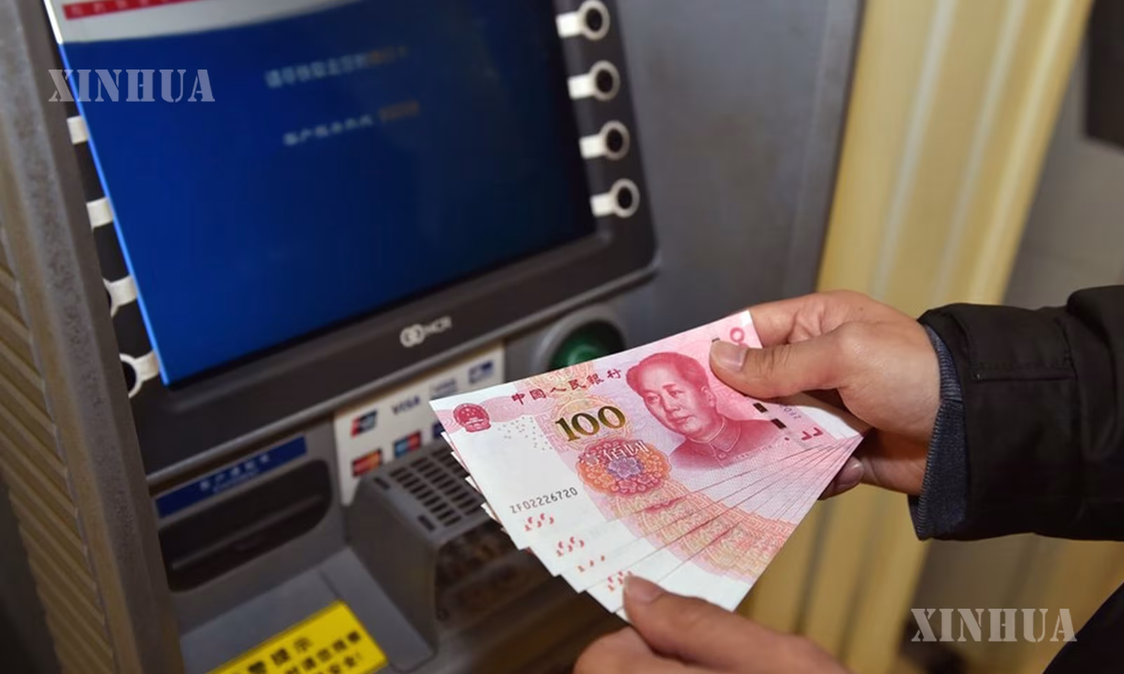 တရုတ်နိုင်ငံ မြို့တော်ပေကျင်းရှိ Bank of Communication ဘဏ် ပေကျင်းဘဏ်ခွဲ၌ ATM စက်မှ ယွမ် ၁၀၀ တန် ငွေစက္ကူများအား ထုတ်ယူနေသည့် ဒေသခံတစ်ဦးကို တွေ့ရစဉ် (ဆင်ဟွာ)