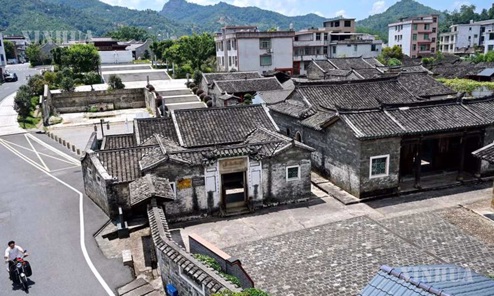 တရုတ်နိုင်ငံ ဖူကျန့်ပြည်နယ် လျန်ချိန်ခရိုင် ရှင်းချွမ်မြို့နယ်ရှိ တစ်နိုင်ငံလုံး ယဉ်ကျေးမှုအမွေအနှစ် ကာကွယ်ထိန်းသိမ်းရေးနေရာ ကူထျန်အစည်းအ‌ဝေးကျင်းပရာ ရှေးဟောင်းနေရာအစုအဝေးကို ၂၀၂၆ ခုနှစ် ဩဂုတ် ၇ ရက်က တွေ့ရစဉ် (ဆင်ဟွာ)