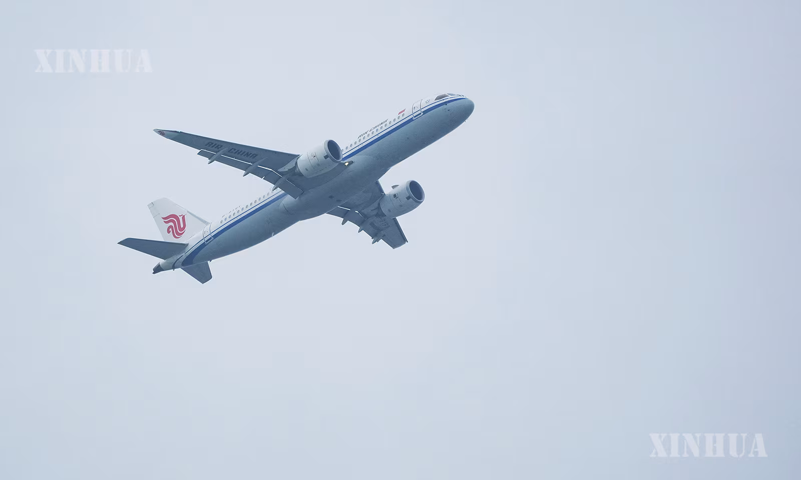 တရုတ်နိုင်ငံ ပြည်တွင်းထုတ် C919 လေယာဉ် တရုတ်နိုင်ငံ မြို့တော်ပေကျင်းရှိ ပေကျင်းမြို့တော် အပြည်ပြည်ဆိုင်ရာလေဆိပ်မှ ပျံတက်လာပုံကို ၂၀၂၆ ခုနှစ် ဩဂုတ် ၁၂ ရက်က တွေ့ရစဉ် (ဆင်ဟွာ)