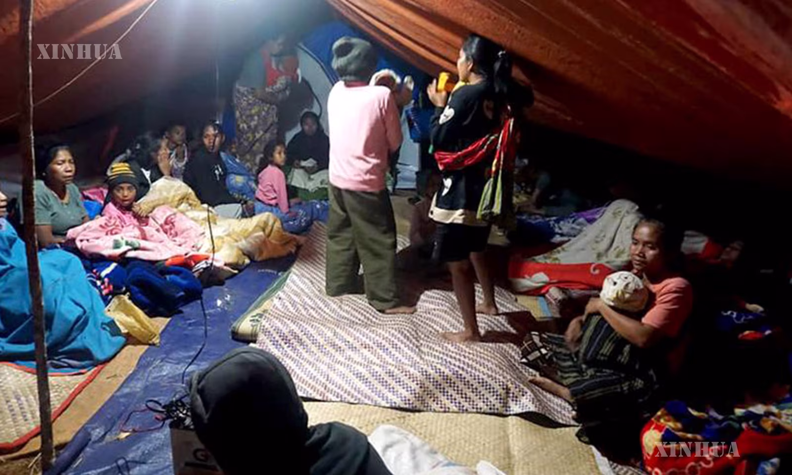 အင်ဒိုနီးရှားနိုင်ငံ Flores ကျွန်း၌ လူအများက ယာယီခိုလုံရေးစခန်းများတွင် အနားယူနေကြသည်ကို 
၂၀၂၆ ခုနှစ် ဩဂုတ် ၁၅ ရက်က တွေ့ရစဉ် (ဆင်ဟွာ)