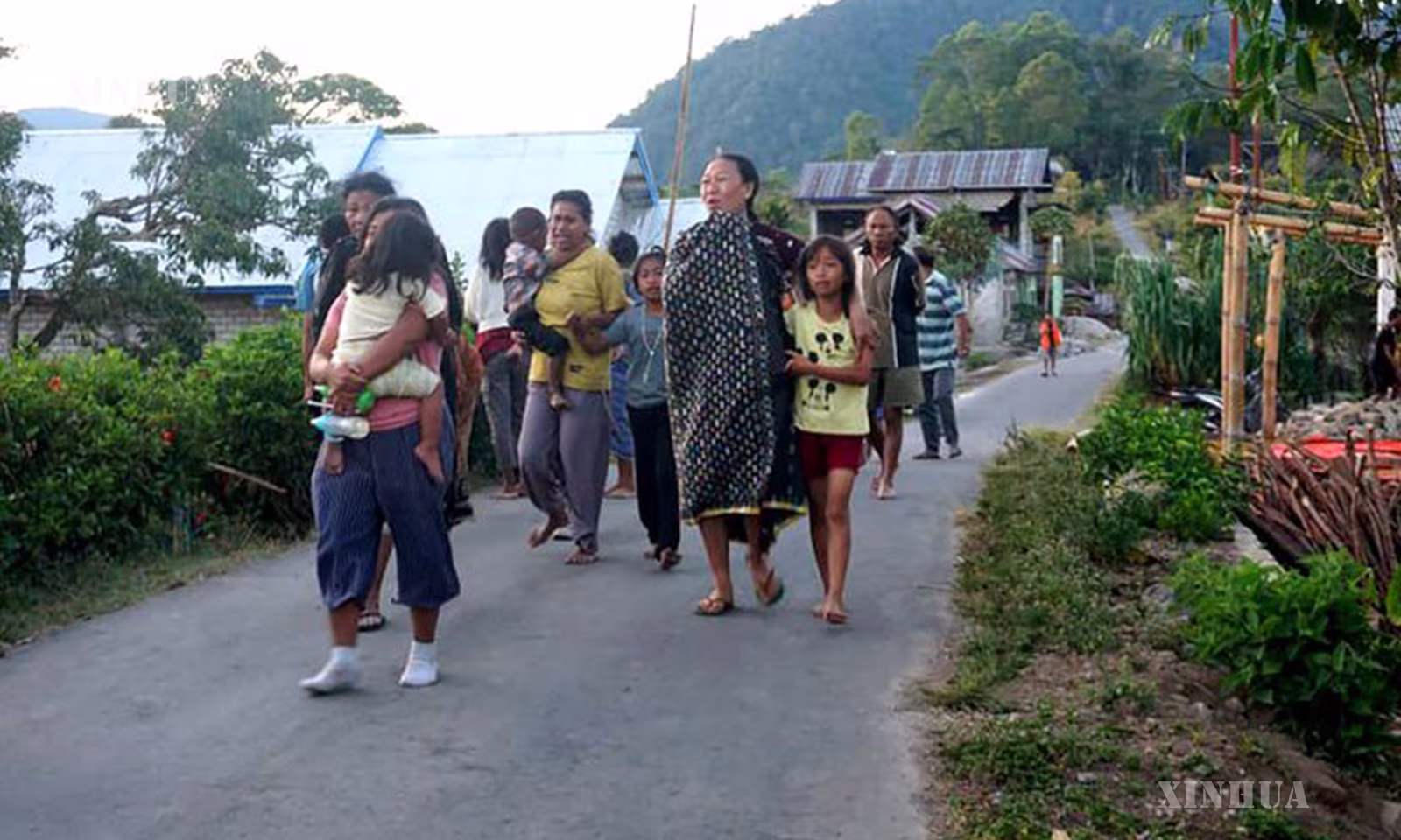 အင်ဒိုနီးရှားနိုင်ငံ Flores ကျွန်း၌ နေထိုင်သူများက နေအိမ်များမှ ဘေးလွတ်ရာသို့ ထွက်ခွာနေသည်ကို 
၂၀၂၆ ခုနှစ် ဩဂုတ် ၁၅ ရက်က တွေ့ရစဉ် (ဆင်ဟွာ)