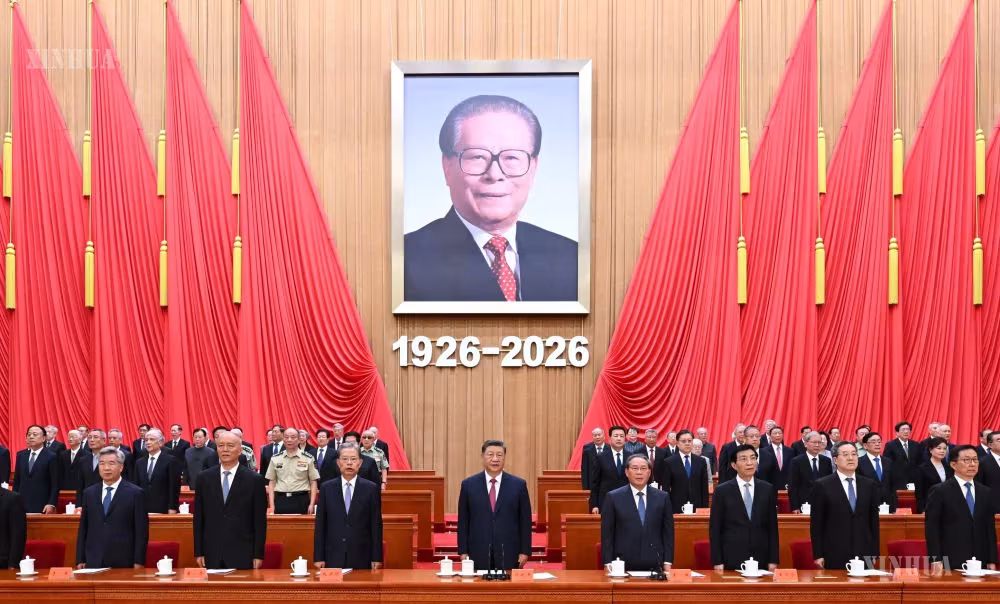 တရုတ်နိုင်ငံ ပေကျင်းမြို့၌ ကျင်းပသည့် ကျန်ဇီမင်း၏ မွေးနေ့ရာပြည့် အထိမ်းအမှတ် အခမ်းအနားသို့ တရုတ်ကွန်မြူနစ်ပါတီ ဗဟိုကော်မတီ အထွေထွေအတွင်းရေးမှူးချုပ်၊ နိုင်ငံတော်သမ္မတ၊ ဗဟိုစစ်ကော်မရှင် ဥက္ကဋ္ဌ ရှီကျင့်ဖိန် ၂၀၂၆ ခုနှစ် ဩဂုတ် ၁၇ ရက် နံနက်ပိုင်းက တက်ရောက်၍ အရေးကြီးအမှာစကားပြောကြားနေစဉ် (ဆင်ဟွာ)