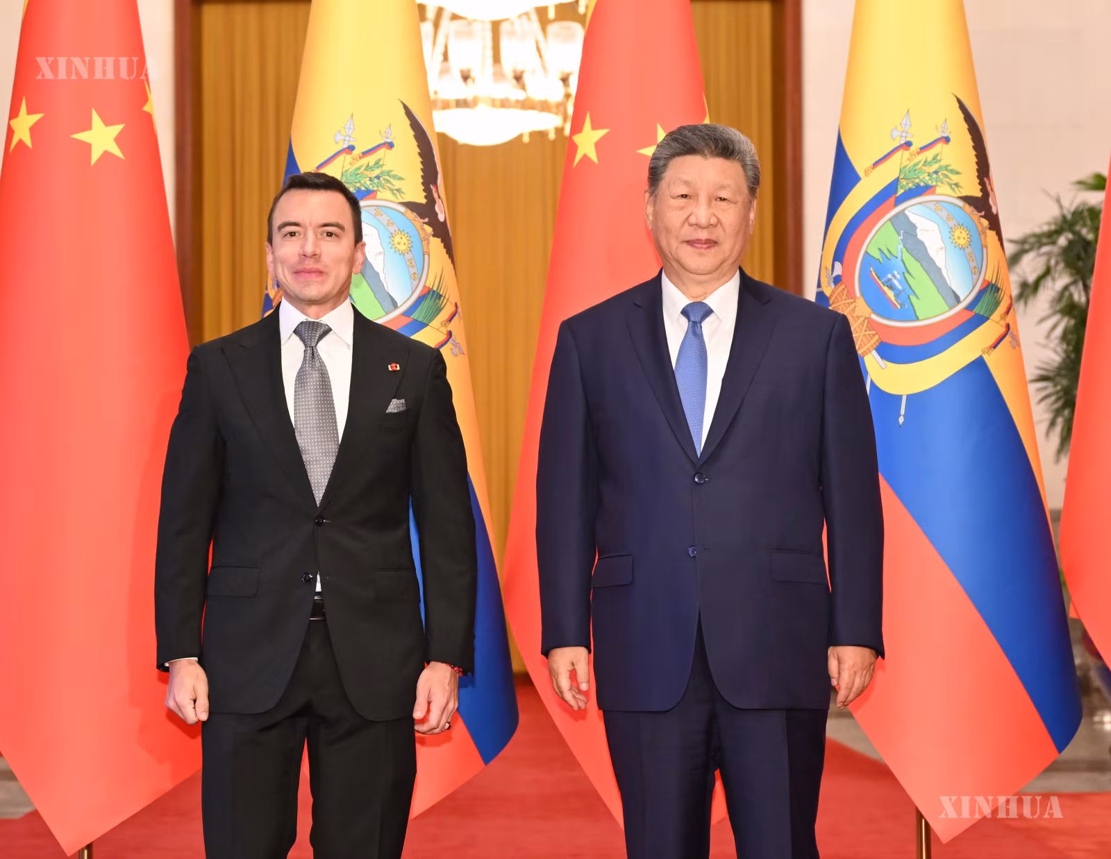 တရုတ်နိုင်ငံ သမ္မတ ရှီကျင့်ဖိန်သည် တရုတ်နိုင်ငံသို့ နိုင်ငံတော်ခရီးစဉ် ရောက်ရှိနေသည့် အီကွေဒေါနိုင်ငံ သမ္မတ Daniel Roy-Gilchrist Noboa Azín နှင့် ၂၀၂၆ ခုနှစ် ဩဂုတ် ၁၈ ရက် ညနေပိုင်းက ပေကျင်းမြို့ ပြည်သူ့ခန်းမဆောင်တွင် တွေ့ဆုံဆွေးနွေးစဉ် (ဆင်ဟွာ)