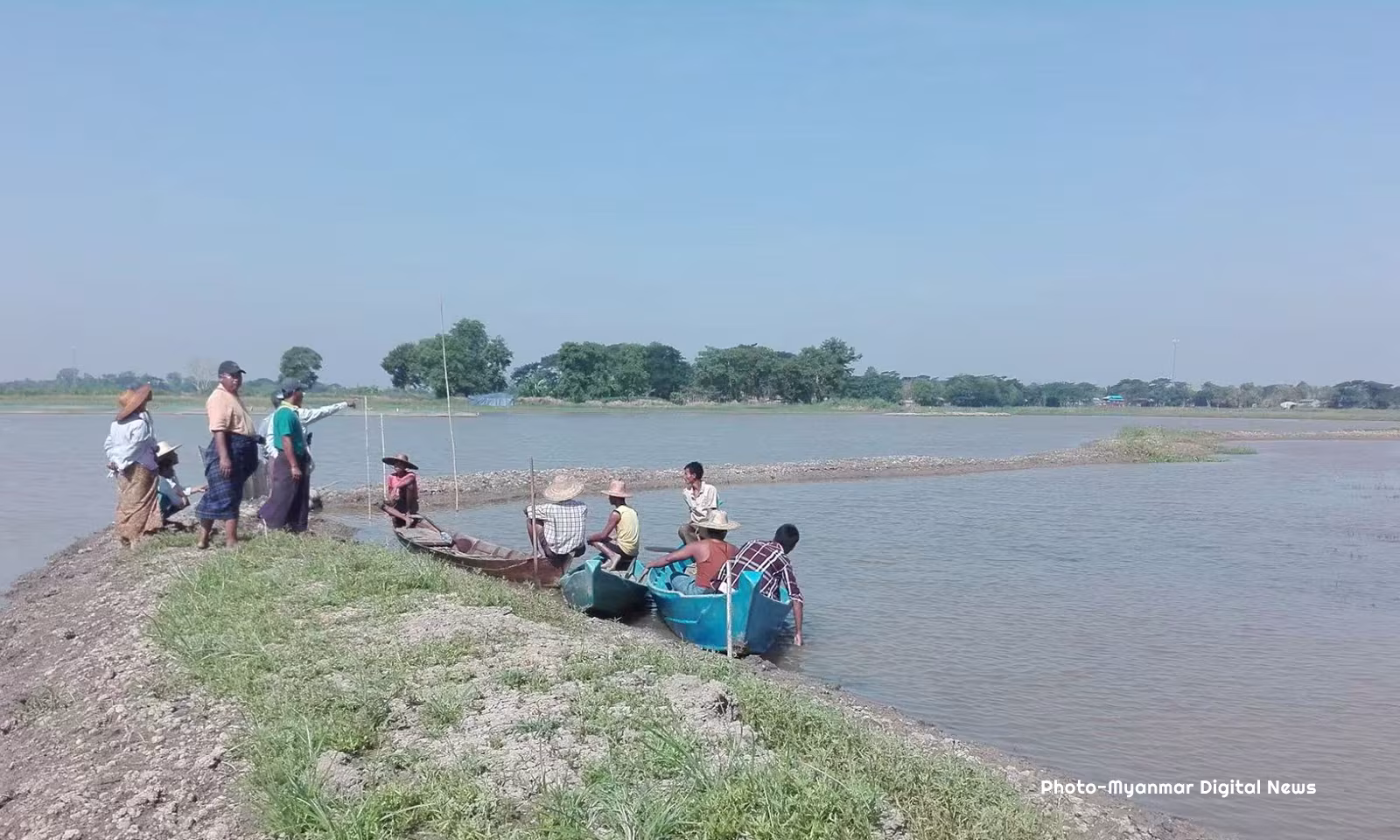 ဧရာ၀တီတိုင်းဒေသကြီးအတွင်းရှိ ငါးမွေးမြူရေးကန်များအား တွေ့ရစဥ်(ဓာတ်ပုံ-Myanmar Digital News)