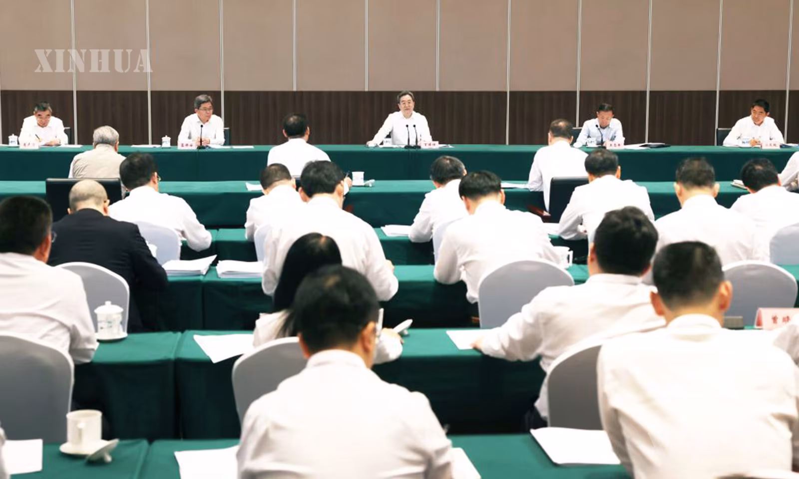 တရုတ်နိုင်ငံ အရှေ့ပိုင်း အန်းဟွေးပြည်နယ် မြို့တော်ဟဲဖေတွင် ကျင်းပသော သိပ္ပံနည်းကျ ဘဏ္ဍာရေးစီမံခန့်ခွဲမှုအတွက် စမ်းသပ်အစီအစဉ်များဆိုင်ရာ ဆွေးနွေးပွဲ၌ မိန့်ခွန်းပြောကြားနေသည့် တရုတ်ကွန်မြူနစ်ပါတီ ဗဟိုကော်မတီ နိုင်ငံရေးဗျူရို အမြဲတမ်းကော်မတီဝင်၊ တရုတ်နိုင်ငံ ဒုတိယဝန်ကြီးချုပ် တင်းရွှဲရှန်ကို ၂၀၂၆ ခုနှစ် ဩဂုတ် ၂၆ ရက်က တွေ့ရစဉ် (ဆင်ဟွာ)