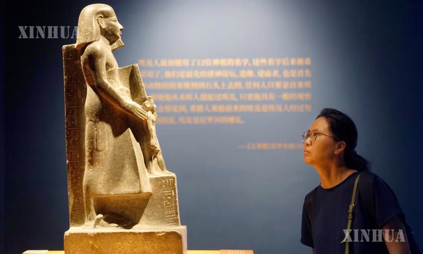 တရုတ်နိုင်ငံ ရှန်ဟိုင်းမြို့ရှိ ရှန်ဟိုင်းပြတိုက်တွင် "ပိရမစ်အပေါ်ပိုင်း - ရှေးခေတ် အီဂျစ်ယဉ်ကျေးမှု" ပြပွဲကို လာရောက်ကြည့်ရှုနေသည့် အမျိုးသမီးတစ်ဦးအား ၂၀၂၅ ခုနှစ် သြဂုတ် ၁၁ ရက်က တွေ့ရစဉ် (ဆင်ဟွာ)