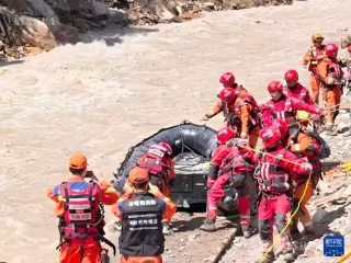 တရုတ်နိုင်ငံ ရှီးဇန့်ဒေသ ကျီလုန်ခရိုင်တွင် ရွှံ့နွံပြိုကျမှု ဘေးအန္တရာယ် အရေးပေါ် ရှာဖွေ ကယ်ဆယ်ရေးလုပ်ငန်းများကို " ရေကြောင်း၊ ကုန်းကြောင်း၊ လေကြောင်း " သုံးမျိုးလုံးဖြင့် တစ်ပြေးညီ ဆက်လက်ဆောင်ရွက်လျက်ရှိ