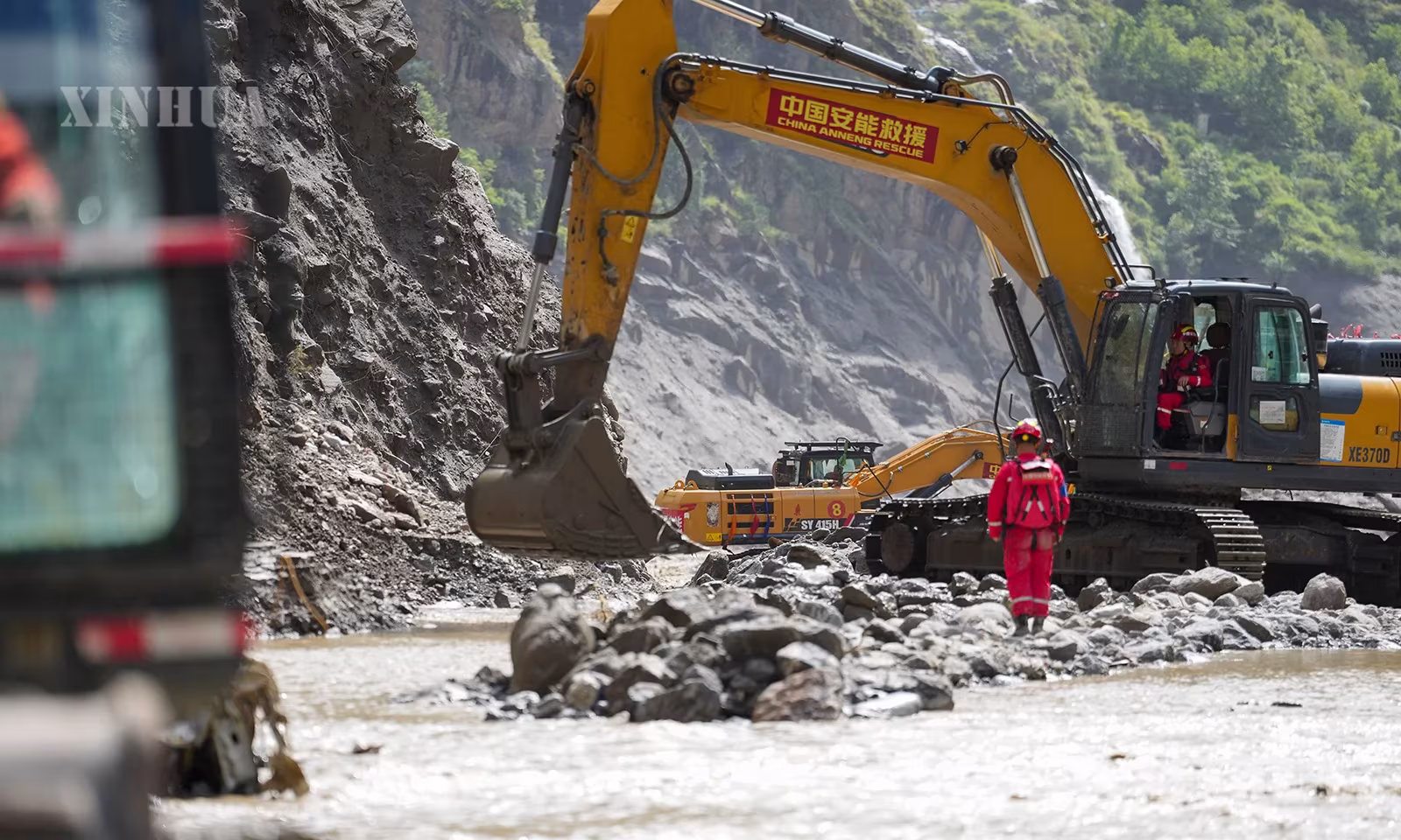 တရုတ်နိုင်ငံ ရှီးဇန့်ဒေသ ကျီလုန် ရွှံ့နွံပြိုကျမှုဘေးအန္တရာယ်ကြောင့် ပျက်စီးသွားသော ကျီလုန်မြို့နယ်မှ ကျီလုန်နယ်စပ်ဂိတ်အထိ ဖြစ်သော G216 အမြန်လမ်းပိုင်းတွင် ကယ်ဆယ်ရေး စက်ယန္တရားများဖြင့် အရေးပေါ် လမ်းပြန်လည်ပြုပြင်ခြင်းလုပ်ငန်းများ ဆောင်ရွက်နေသည်ကို ၂၀၂၆ ခုနှစ် ဩဂုတ် ၃၀ ရက်က တွေ့ရစဉ် (ဆင်ဟွာ)