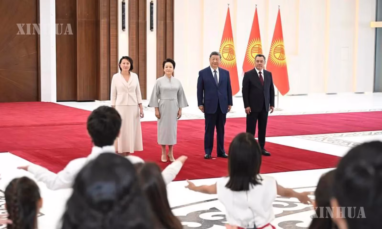 တရုတ်နိုင်ငံသမ္မတ ရှီကျင့်ဖိန်နှင့် ၎င်း၏ဇနီး ဖုန်လိယွမ်တို့နှင့်အတူ ကာဂျစ္စတန်နိုင်ငံသမ္မတ ဆာဒီယာ ဂျာပါရော့ဗ်နှင့် ၎င်း၏ဇနီး အိုင်ဂူလ်ဂျာပါရော့ဗ်တို့ ဒေသခံ ဆယ်ကျော်သက်များက တရုတ်တေးသီချင်းများဖြင့် သီဆိုဖျော်ဖြေမှုကို အတူတကွ ကြည့်ရှုအားပေးနေသည်ကို ၂၀၂၆ ခုနှစ် ဩဂုတ် ၃၀ ရက်က တွေ့ရစဉ် (ဆင်ဟွာ)