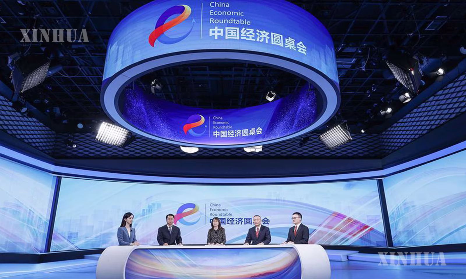 ဆင်ဟွာသတင်းဌာနက စီစဉ်ကျင်းပသော တရုတ်စီးပွားရေး စကားဝိုင်းဆွေးနွေးပွဲ All Media တွေ့ဆုံဆွေးနွေးပွဲ အစီအစဉ်ကြီး၏ အပိုင်း-၃၅ ၌ ဧည့်သည်တော်‌အဖြစ် ပါဝင်ဆွေးနွေးသူများကို တွေ့ရစဉ် (ဆင်ဟွာ)