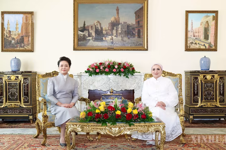ဖုန်လိယွမ်နှင့် အီဂျစ်နိုင်ငံ သမ္မတ၏ ဇနီး Entissar El-Sisi တို့ လက်ဖက်ရည် စကားဝိုင်းဖြင့် စကားစမြည် ပြောဆိုဆွေးနွေး၍ အသေးစားလက်မှုပစ္စည်းပြပွဲ ကြည့်ရှု