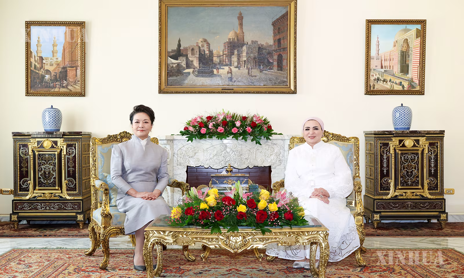 တရုတ်နိုင်ငံ သမ္မတ ရှီကျင့်ဖိန်၏ ဇနီး ဖုန်လိယွမ်နှင့် အီဂျစ်နိုင်ငံ သမ္မတ Abdel Fattah El-Sisi ၏ ဇနီး Entissar El-Sisi တို့ အီဂျစ်နိုင်ငံ ကိုင်ရိုမြို့တွင် ၂၀၂၆ ခုနှစ် စက်တင်ဘာ ၂ ရက် နံနက်ပိုင်းတွင် လက်ဖက်ရည်စကားဝိုင်းဖြင့် စကားစမြည် ပြောဆိုဆွေးနွေး၍ အသေးစားလက်မှုပစ္စည်းပြပွဲအား ကြည့်ရှုစဉ် (ဆင်ဟွာ)