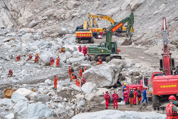တရုတ်နိုင်ငံ ရှီးဇန့်ဒေသ ကျီလုန်ခရိုင် ရွှံ့နွံပြိုကျမှုဘေးအန္တရာယ်ဖြစ်ပွားရာ အချက်အချာနေရာတွင် ကယ်ဆယ်ရေးလုပ်ငန်းများ ဆောင်ရွက်လျက်ရှိ