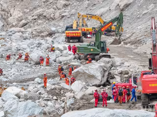 တရုတ်နိုင်ငံ ရှီးဇန့်ဒေသ ကျီလုန်ခရိုင် ရွှံ့နွံပြိုကျမှုဘေးအန္တရာယ်ဖြစ်ပွားရာ အချက်အချာနေရာတွင် ကယ်ဆယ်ရေးလုပ်ငန်းများ ဆောင်ရွက်လျက်ရှိ